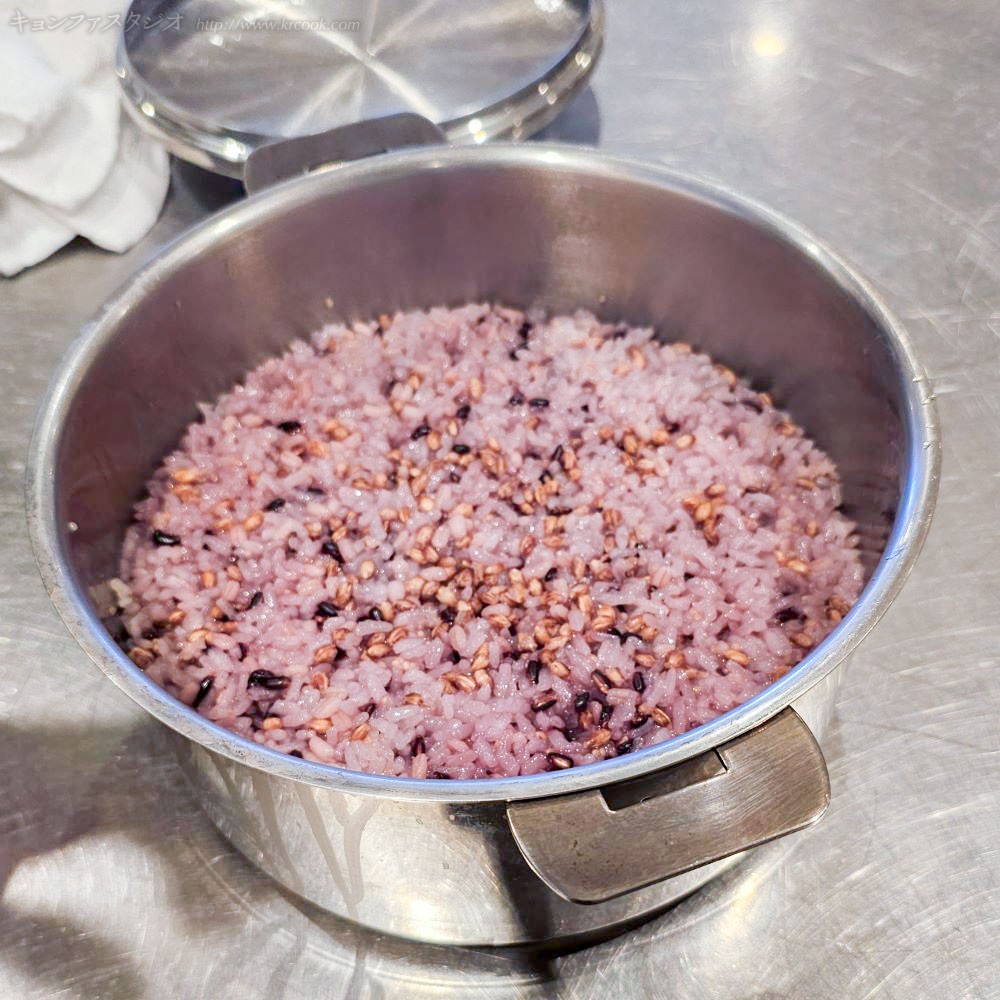 炊き立ての雑穀飯。噛めば噛むほど味があります。