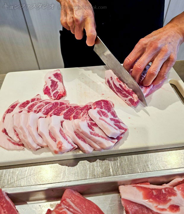 いろいろな場所がまんべんなく行き渡るよにほどよい厚みにカットします。