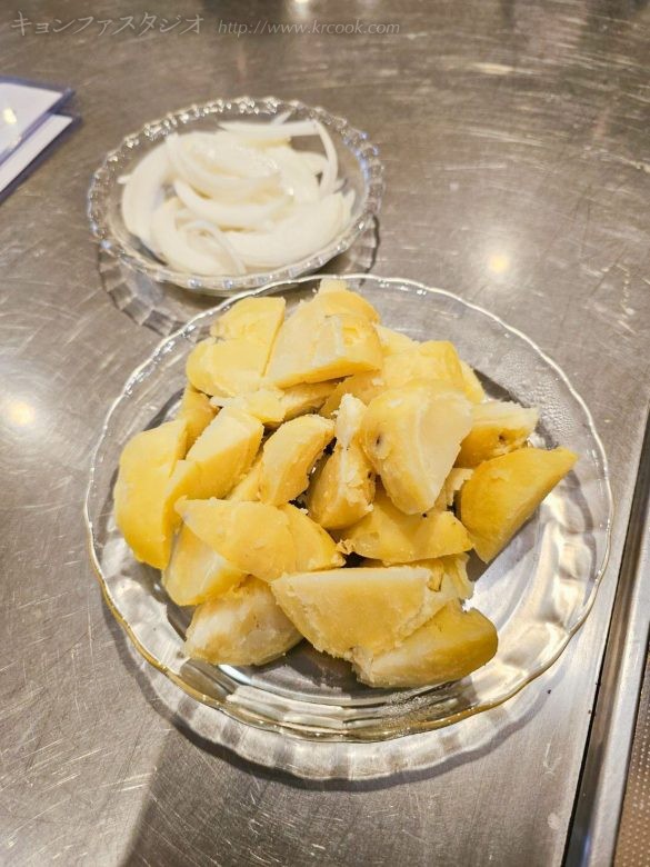 じゃがいもはよく蒸し、熱いうちに皮をむいて切ります。