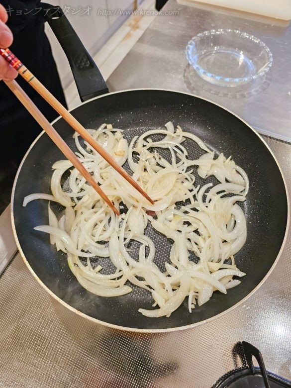 玉ねぎは炒め、牡蠣もさっとソテーします。