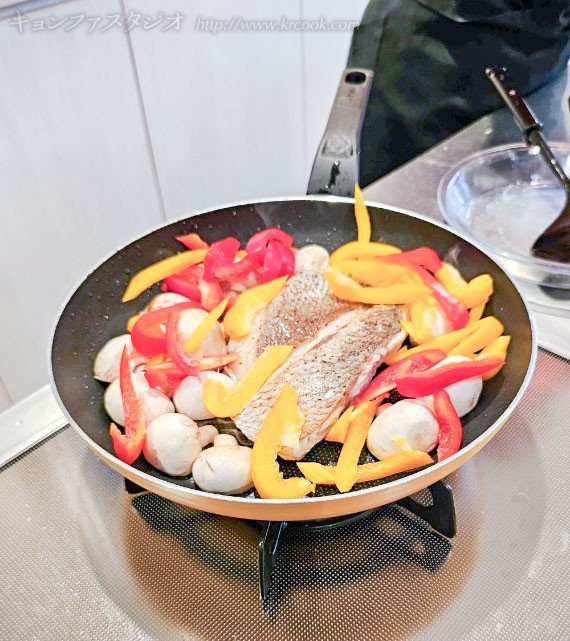 フライパンで蒸し焼きにします。