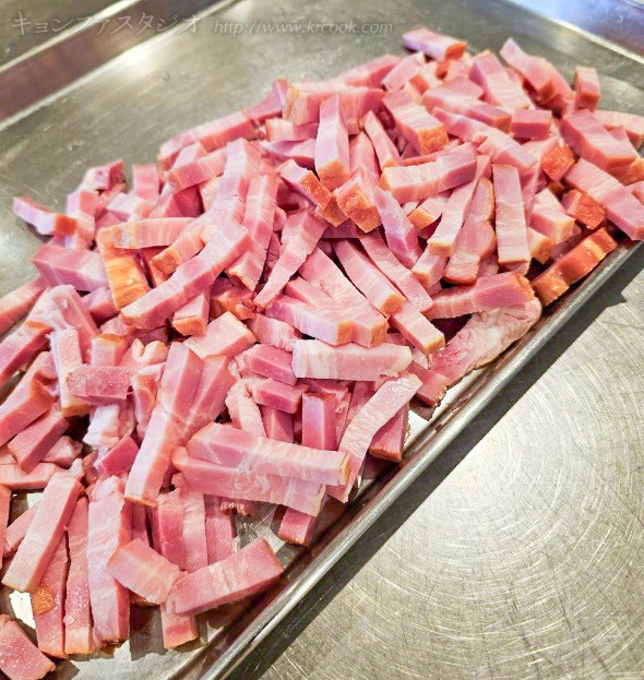 かたまりのベーコンから食べやすく切ったもの。