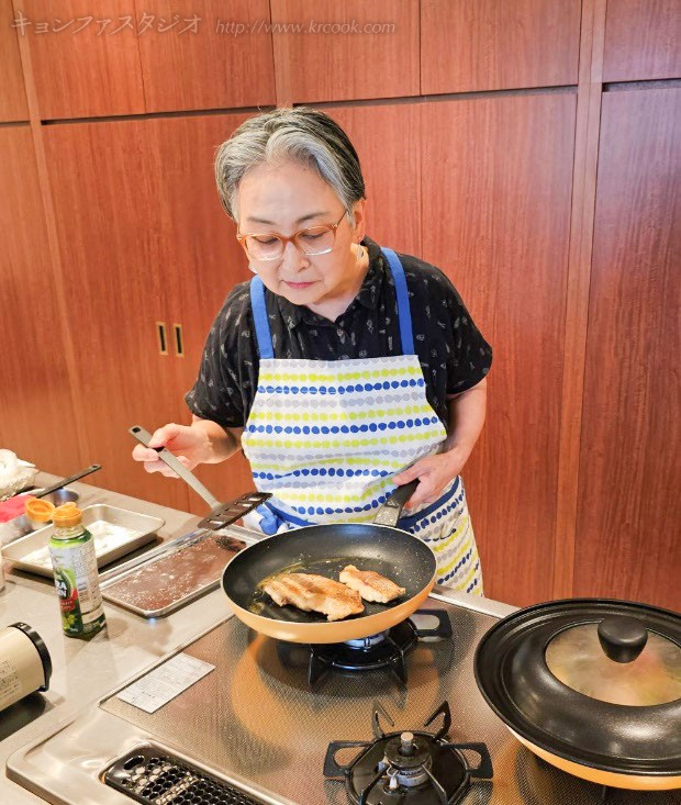 ほどよく慎重に焼きます。
