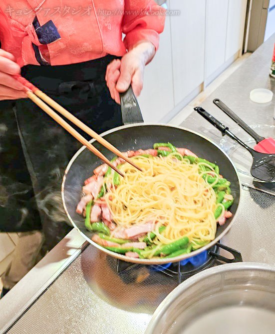 パスタはタイミングを合わせて茹で上げて具と炒め合わせます。