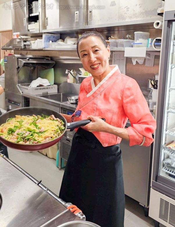 先生が試食分のパスタを手早く仕上げます。