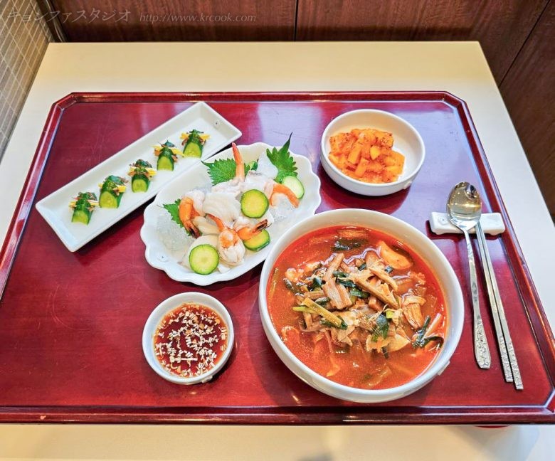 鶏とずいきの激辛タッケジャン・オチェ(鯛と海老の冷菜) 宮中オイソン(きゅうりの彩りはさみ)・たくあんムッチㇺ(甘辛コチュジャン和え)