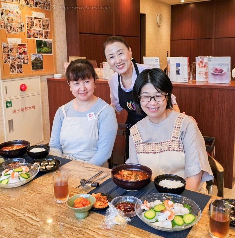 完成した料理と笑顔で。