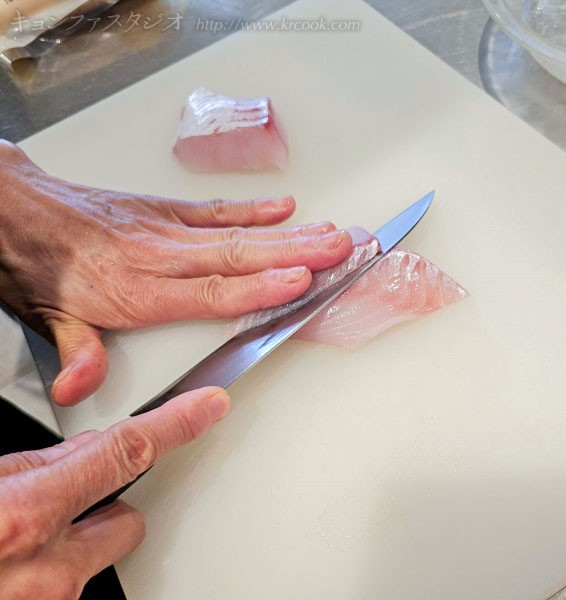 鯛をそぎ切る。