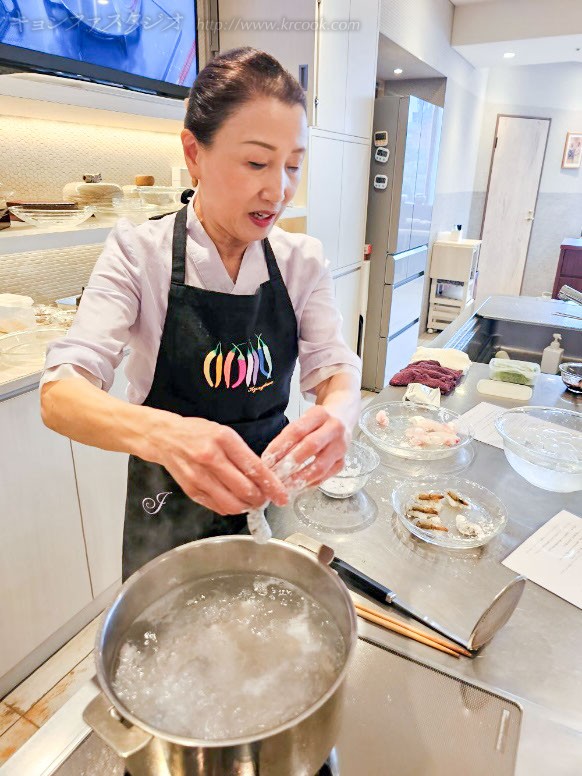 片栗粉をまぶして湯通しする。