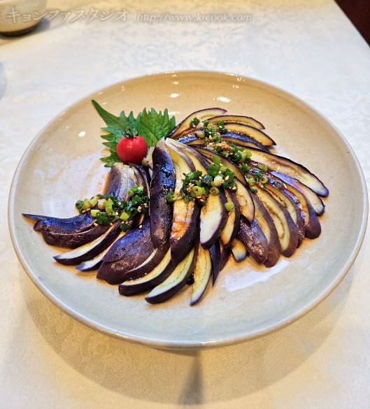 カジネンチェ（茄子の冷菜） 食べる直前にヤンニョㇺチョカンジャン（薬味酢醤油）をかけます。