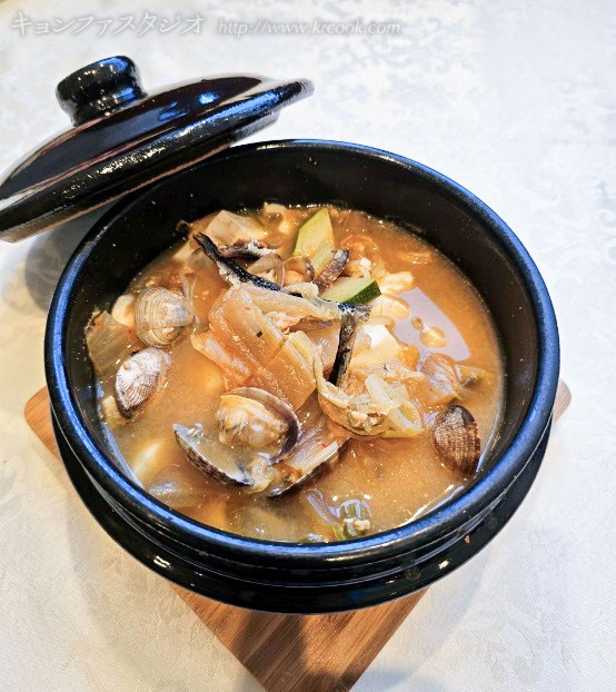 熟成キㇺチテンジャンクッはキㇺチチゲのひとつ。半年前に漬けたキㇺチを使った深い味。トゥッペギで仕上げてアツアツを配りました。