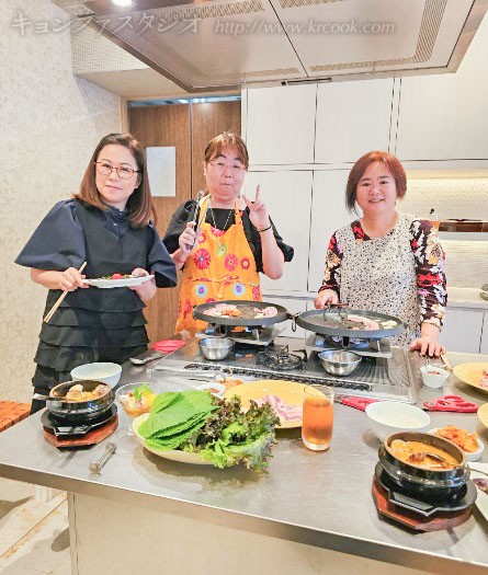 焼きたてをサニーレタスやえごまの葉で包んだり、各台で楽しそう♪