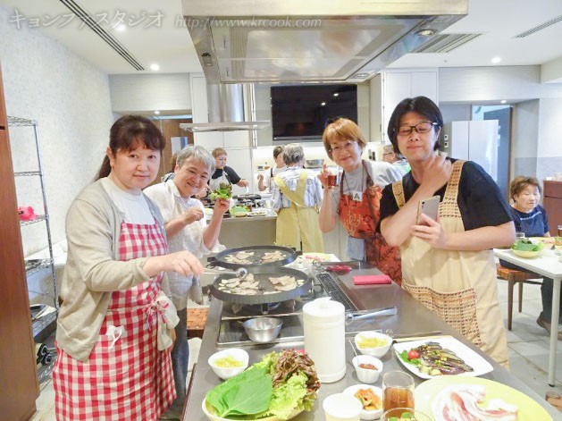 美味しいものを食べるとみんな笑顔になります。