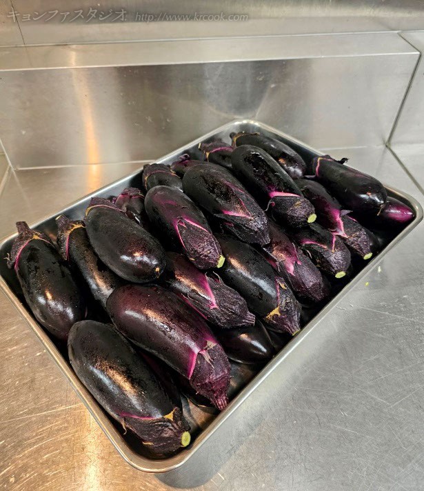 鮮度の良い茄子たち。カジ（茄子）の冷菜は先生の得意料理。 何十年も作り続けてきた夏の一品です。