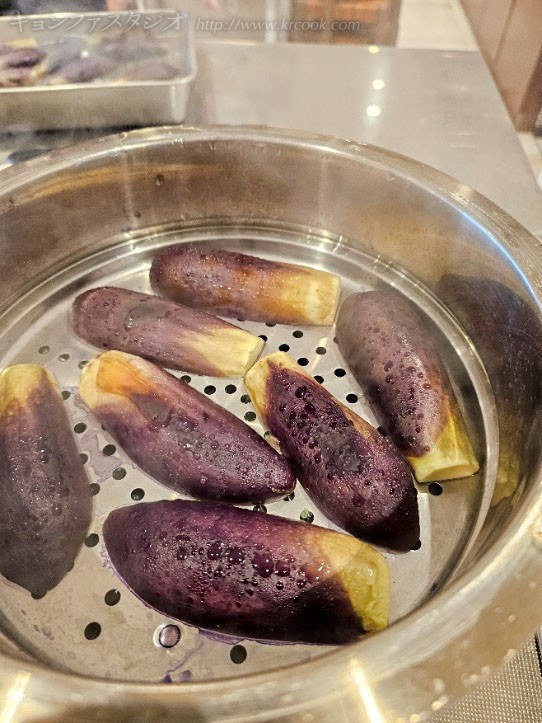 半分に切った茄子をた蒸気の上がった蒸し器で色良く蒸します。