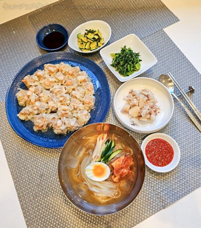 モランボン冷麺・海老シュウマイ・豚足のチョジャンフェ・つるむらさき＆ズッキーニのナムル
