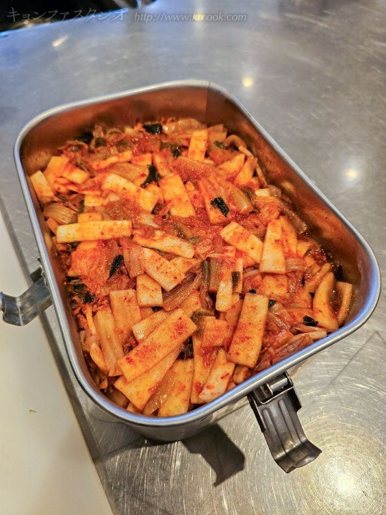 キョンファ流の冷麺キㇺチ。短冊に切った大根を塩漬けし、キㇺチと合わせて仕上げた冷麺用のキㇺチです。
