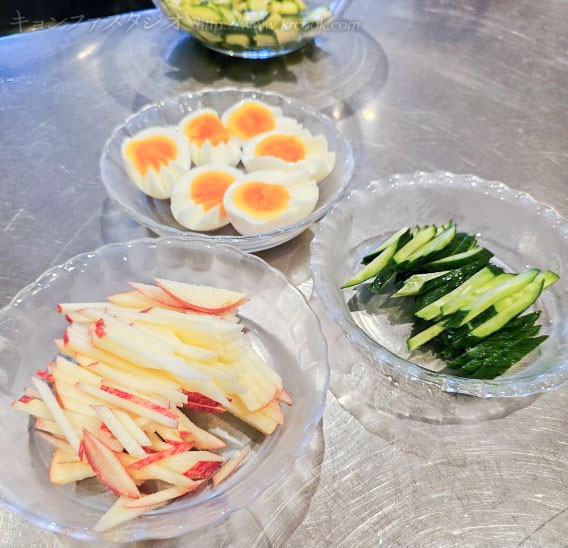 冷麺の具をあらかじめ準備します。