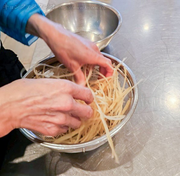麺をほぐしておきます。