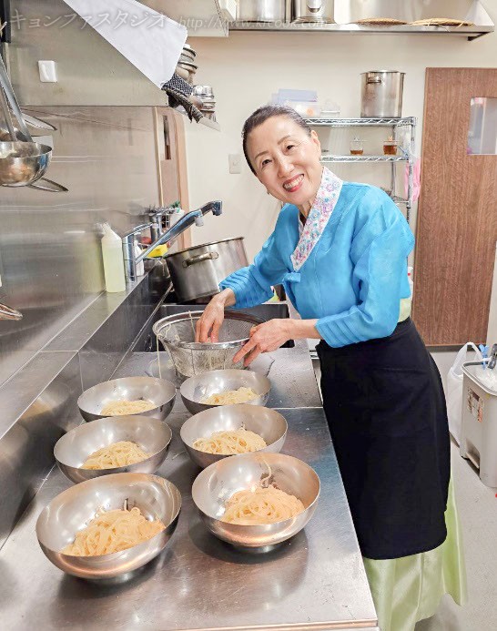 先生がみなさんの冷麺を器に入れていきます。
