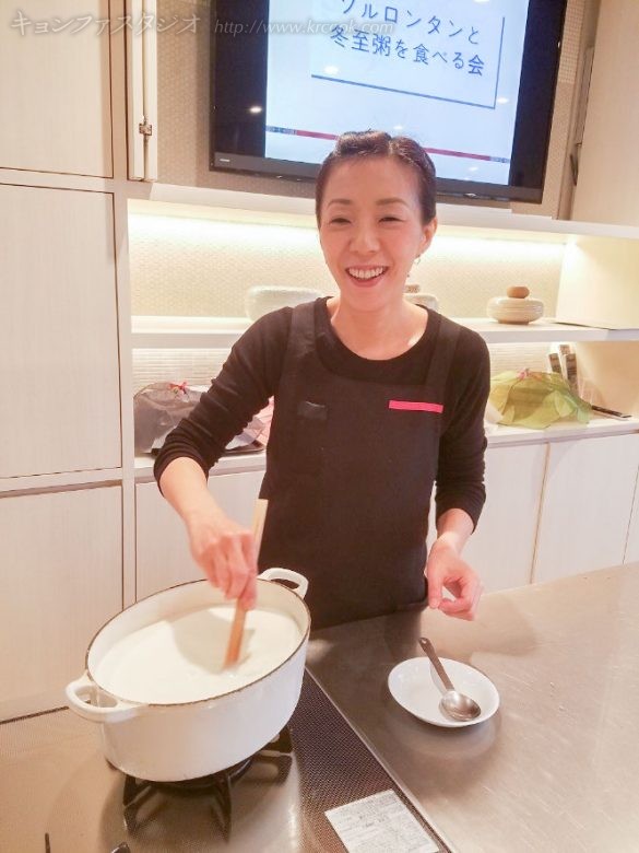 一品目のタラッチュッ(牛乳粥)を仕上げるリョヒャン先生。