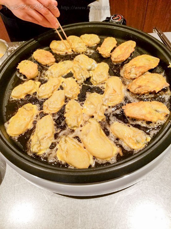 プリプリのクル(牡蠣)のジョンは焼きたてを盛りつけます。
