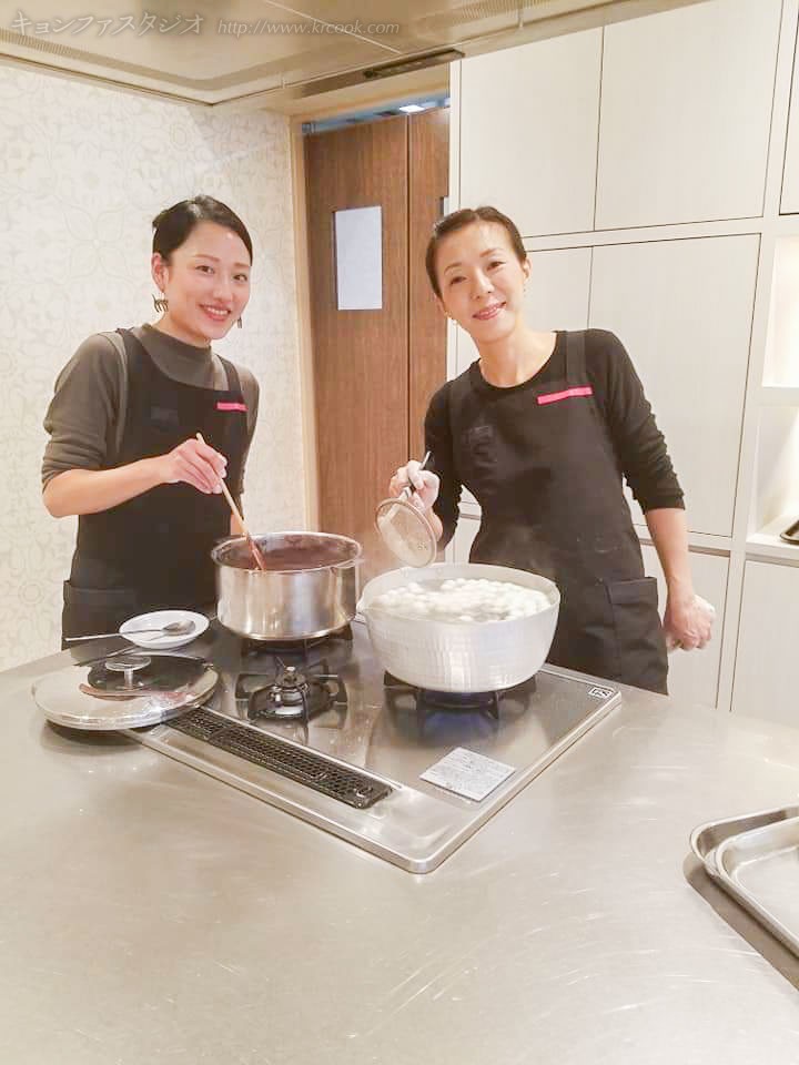 小さく丸めた白玉団子を茹でて、タンパッチュッ(小豆粥)に加えます。