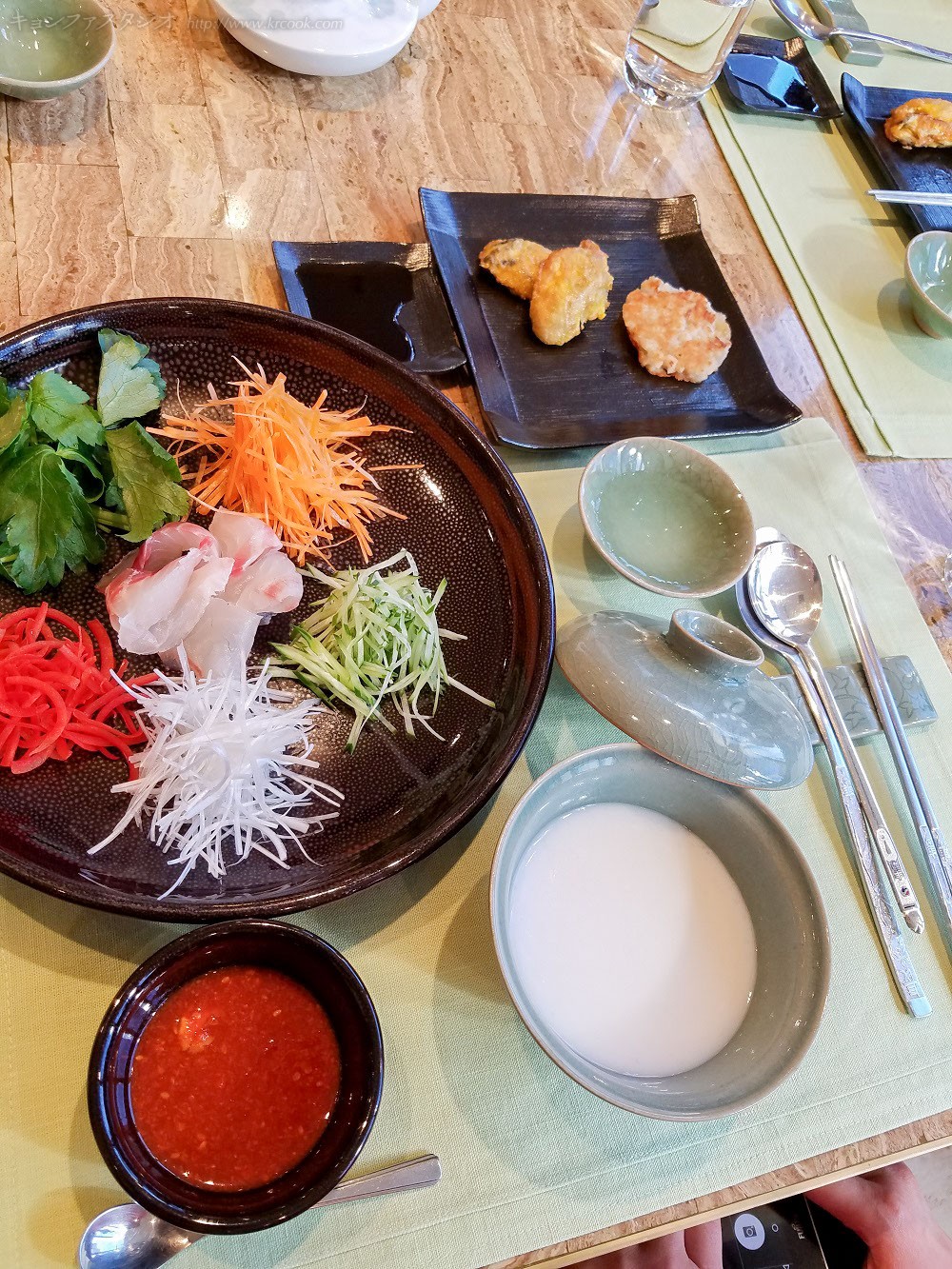 タラッチュッ(牛乳粥)と綺麗に刻んだ野菜を添えたトミネンチェ(鯛の前菜)チョジャンをつけて召し上がれ♪