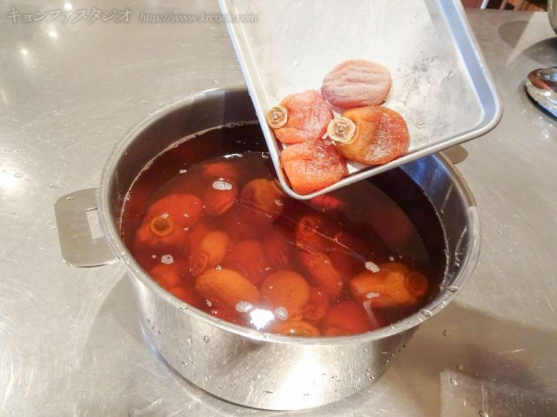 三日前に仕込んだスジョンクヮは生姜の風味が効いておいしくなりました。