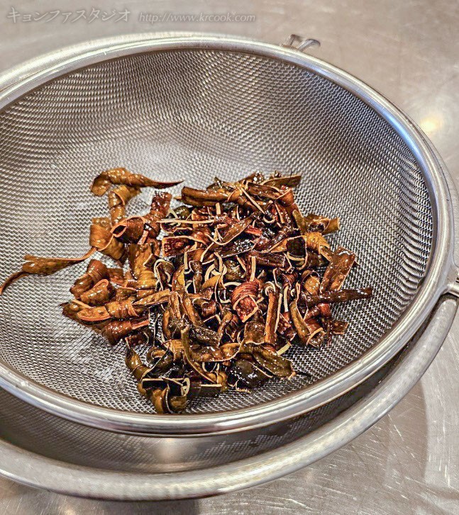 今回はピビㇺパㇷ゚に加えましたが、ほどよく揚がったタシマティギㇺ（昆布揚げ）単品で 