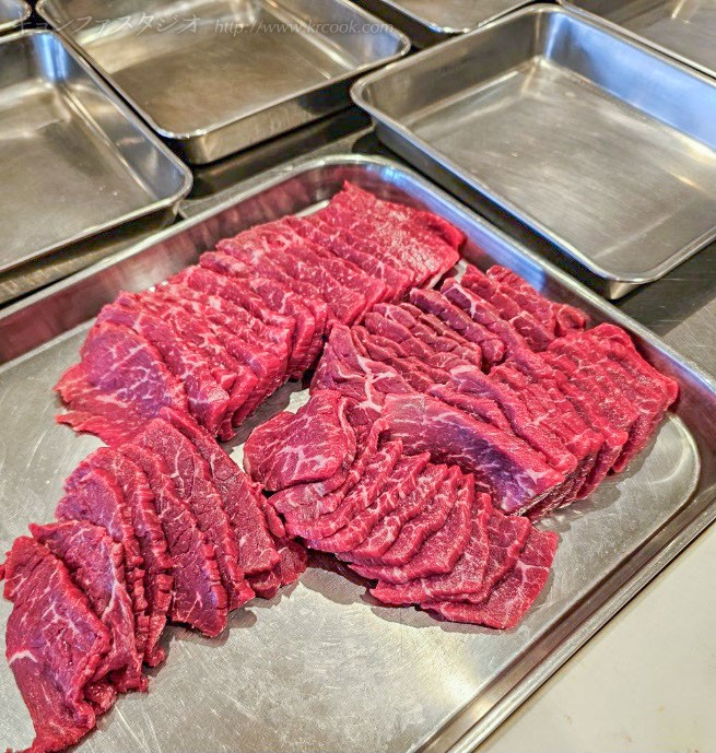 牛肉を銘々に分けて各自で焼いていただきます。