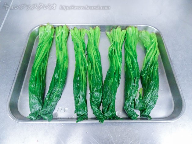 茹でたほうれんそうを束にして、長さを揃えてナムㇽにします。