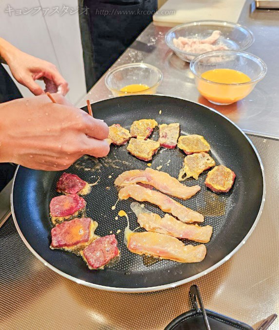 鱈と牛肉に小麦粉をつけ卵をくぐらせて焼きます。