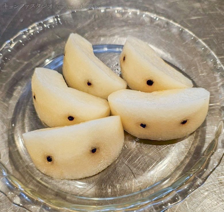梨に粒こしょうを詰めたもの