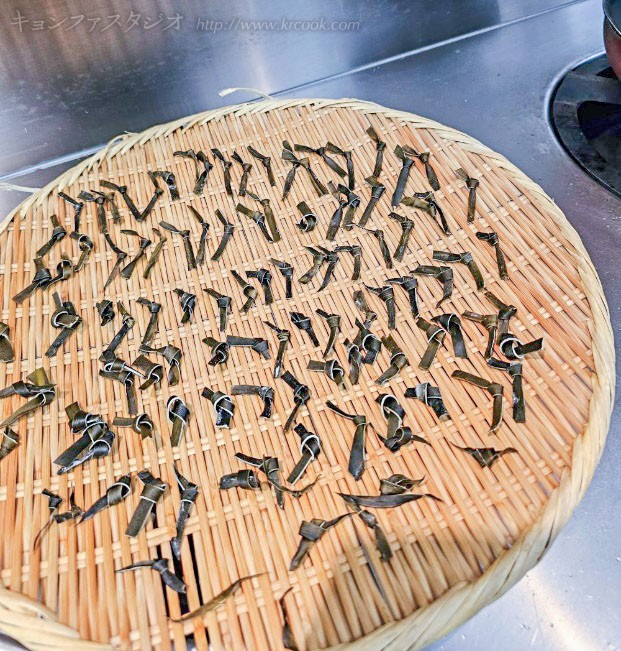 昆布をカットして結んだものを乾燥させておきます。