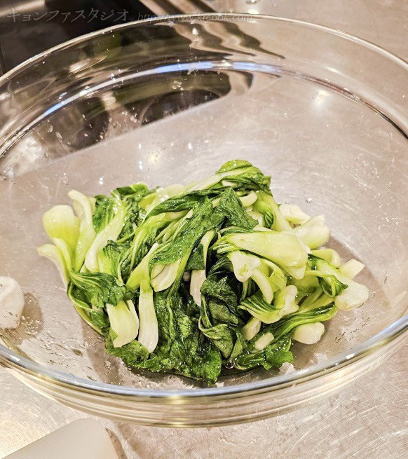 塩漬けしてしんなりした青梗菜。
