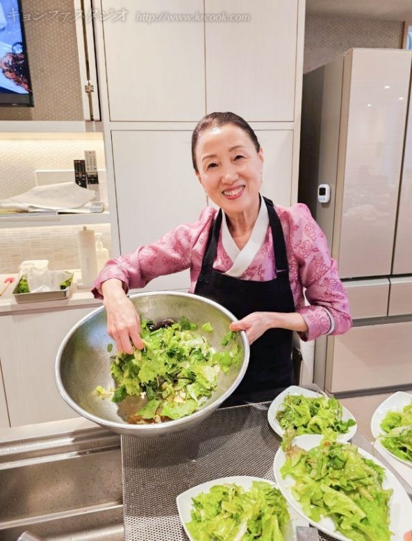 先生が試食分の青菜を盛りつけます。