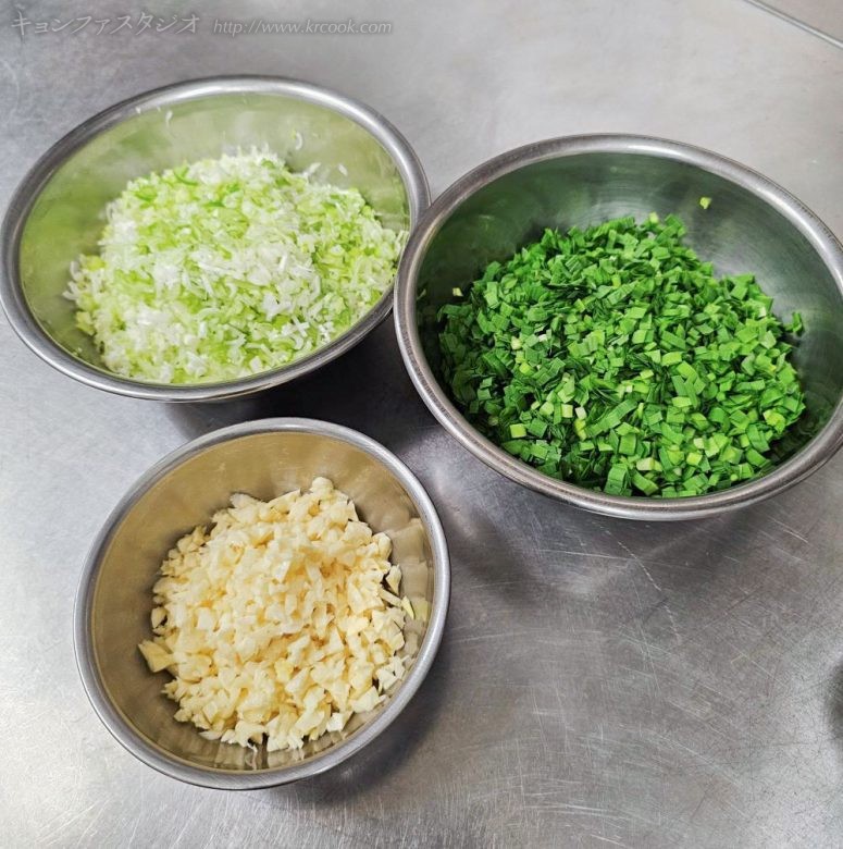 メッチョッの味噌ヤンニョㇺに加える香味野菜 （にんにく、長ねぎ、にら）