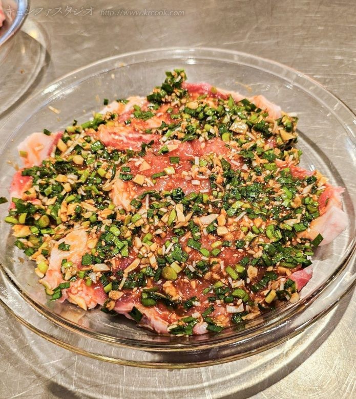 薬味入りの味噌ヤンニョㇺに漬けておきます。