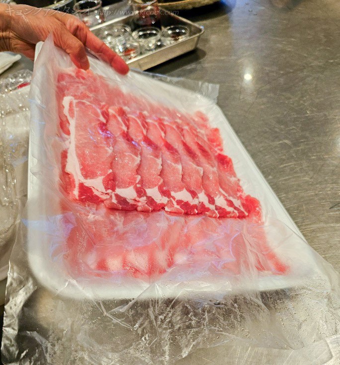 豚肉に特製ヤンニョㇺを加え、味をしみこませます。