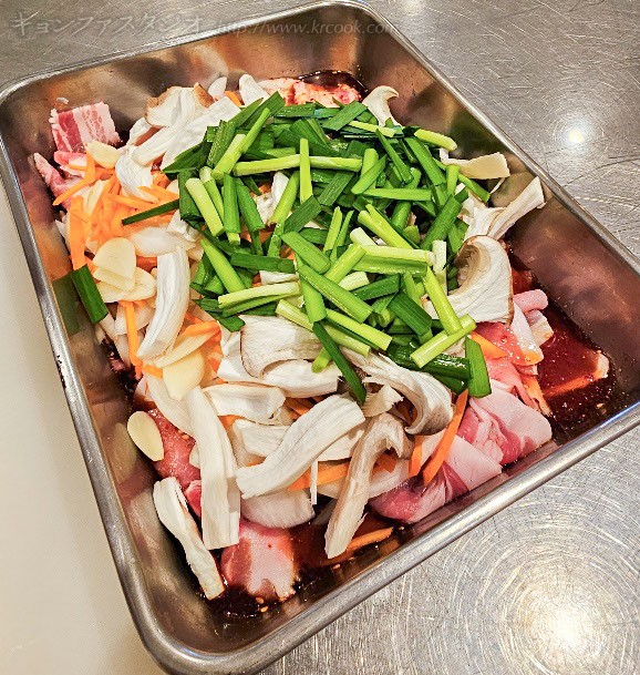 野菜やエリンギを加え、あとはプルコギナンビで焼くだけです。