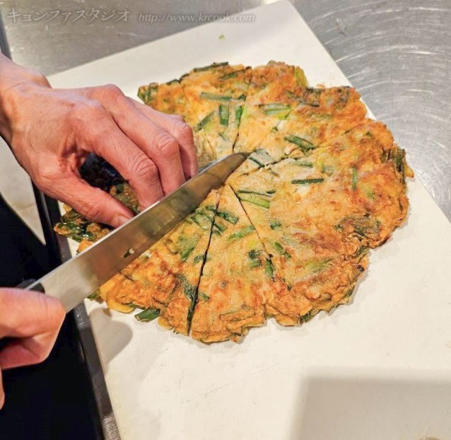 食べやすい大きさに切ります。