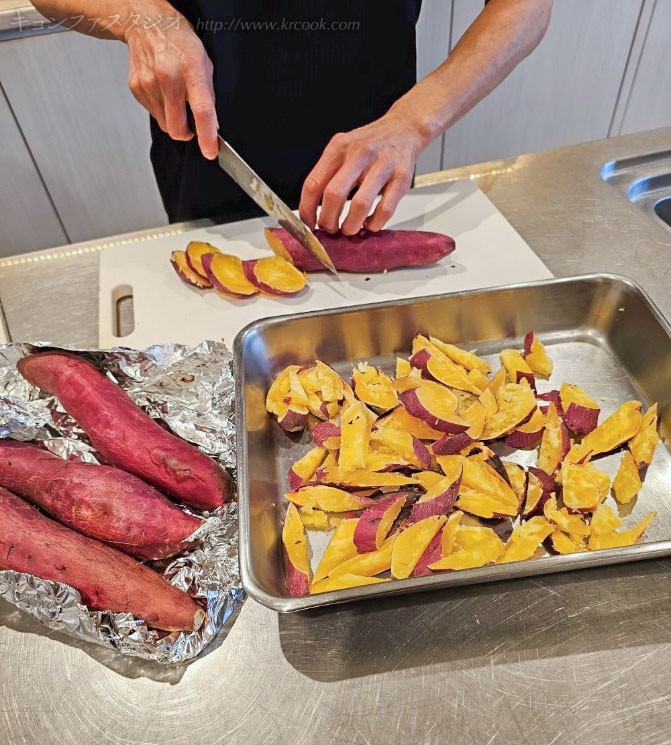 オーブンで焼いたさつまいもを食べやすく切ります。