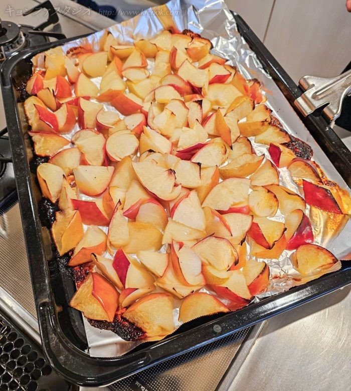 りんごも皮ごとしっかり焼きます。