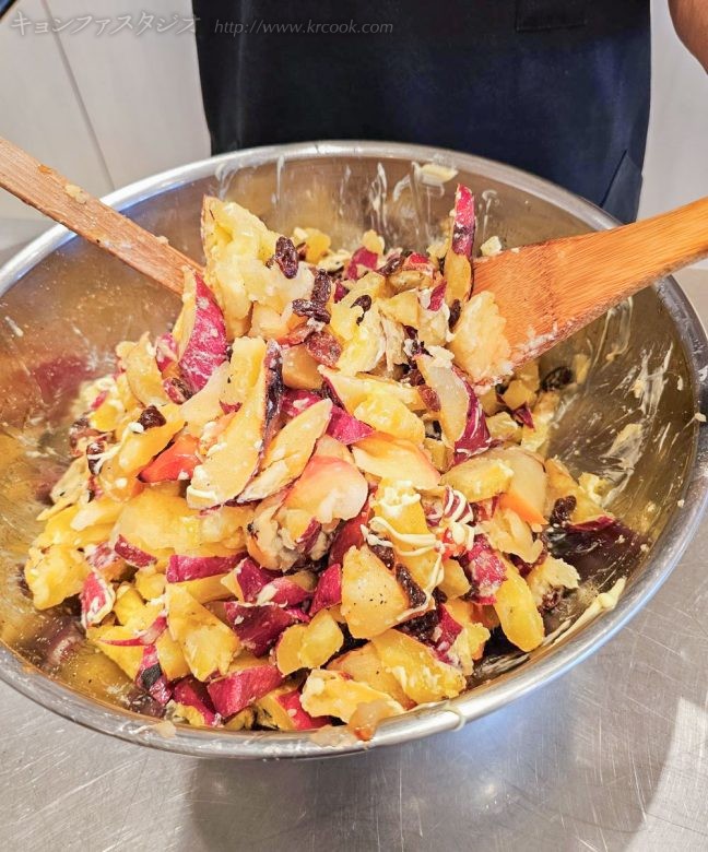 さらにレーズン、マヨネーズを加えて全体を和えます。