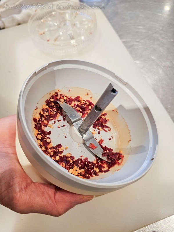 乾燥の赤とうがらしをはさみで切ってフードプロセッサーにかけます。