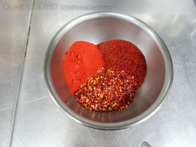 粉、粗、粉砕したとうがしをミックスして辛味のベースを作ります。