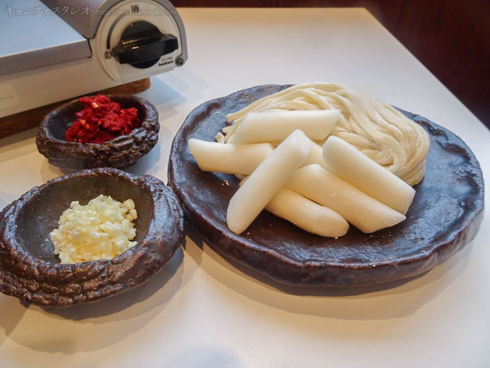 みじんにんにく、とうがらし、トㇰ（韓国餅）、カㇽクッス（麺）