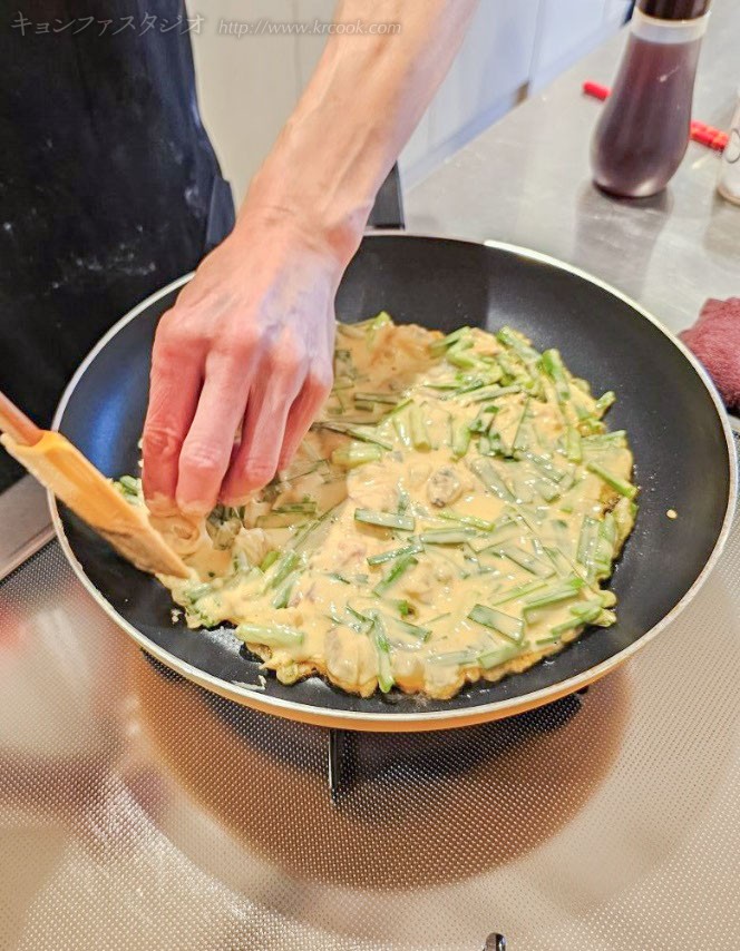 あさりと鱈のにらチヂミ。生地を均等にならします。