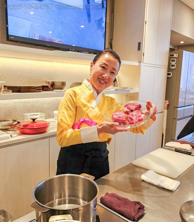 切ったすね肉をもって先生もニコニコです♪